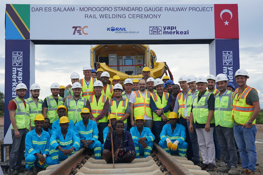 Dar Es Salaam – Morogoro Projesi’nde ilk ray alın kaynağı imalatlarına törenle başlanıldı.